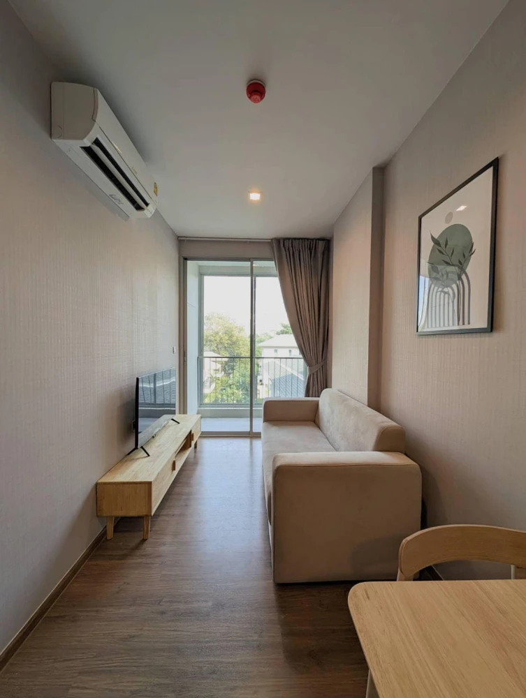 For rent, Q Prasanmit, room is not hot, beautiful view, wallpaper all over the room, bedroom decorated with awesome built-ins, very worth booking