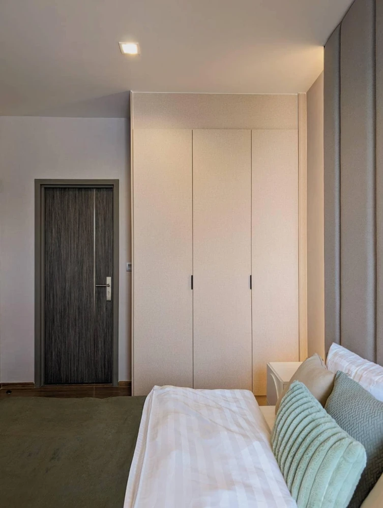 For rent, Q Prasanmit, room is not hot, beautiful view, wallpaper all over the room, bedroom decorated with awesome built-ins, very worth booking