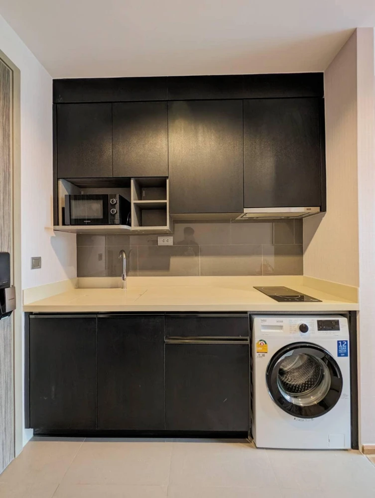 For rent, Q Prasanmit, room is not hot, beautiful view, wallpaper all over the room, bedroom decorated with awesome built-ins, very worth booking