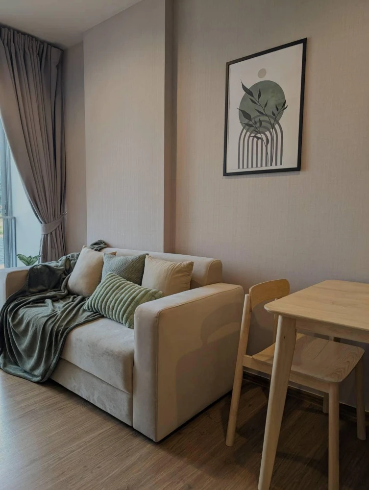 For rent, Q Prasanmit, room is not hot, beautiful view, wallpaper all over the room, bedroom decorated with awesome built-ins, very worth booking