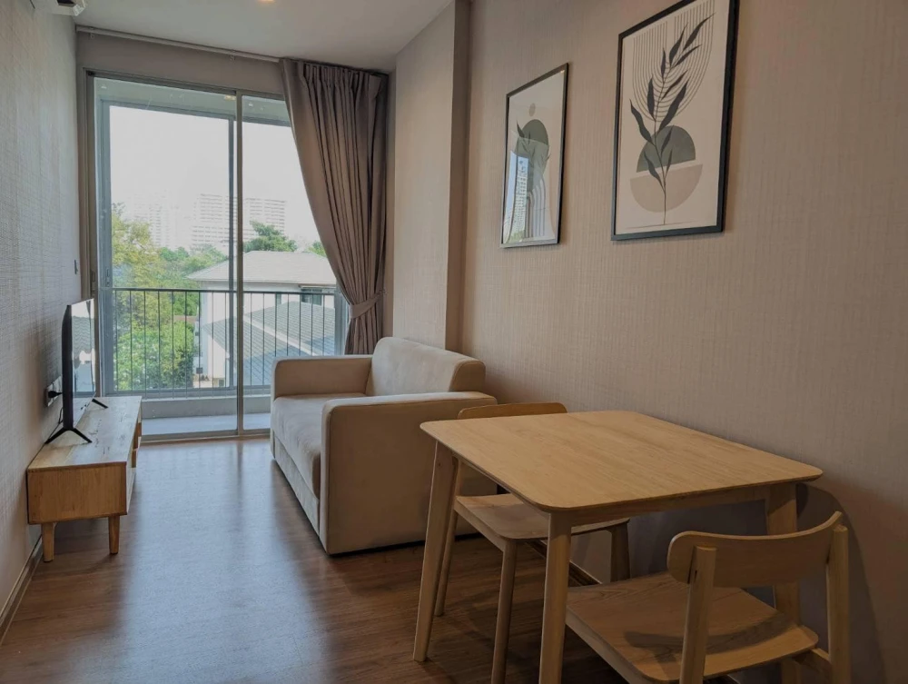 For rent, Q Prasanmit, room is not hot, beautiful view, wallpaper all over the room, bedroom decorated with awesome built-ins, very worth booking