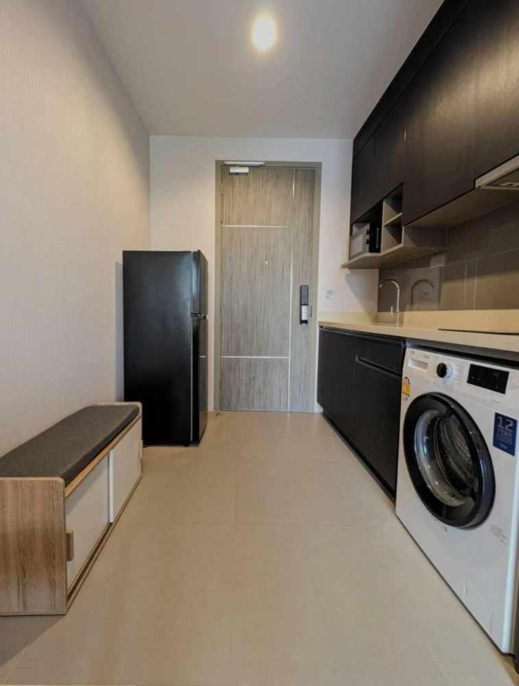 For rent, Q Prasanmit, room is not hot, beautiful view, wallpaper all over the room, bedroom decorated with awesome built-ins, very worth booking