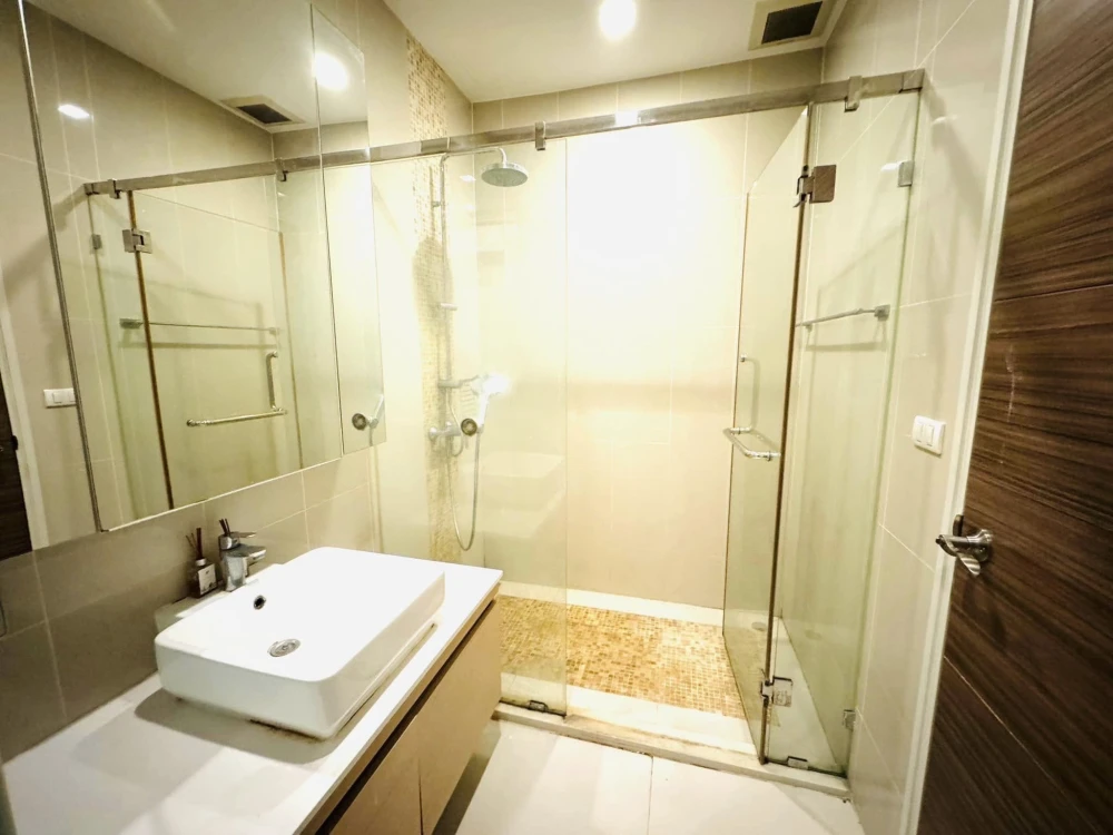For rent or sale Q Asoke, spacious room, comes with usable space, great price, book now, don't miss out.