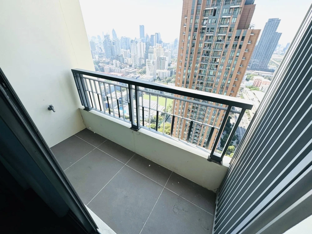 For rent or sale Q Asoke, spacious room, comes with usable space, great price, book now, don't miss out.