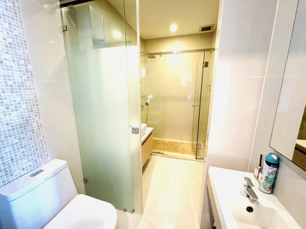 For rent or sale Q Asoke, spacious room, comes with usable space, great price, book now, don't miss out.