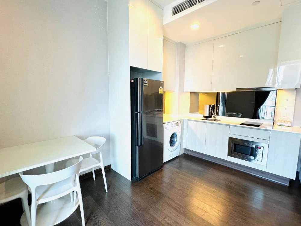 For rent or sale Q Asoke, spacious room, comes with usable space, great price, book now, don't miss out.