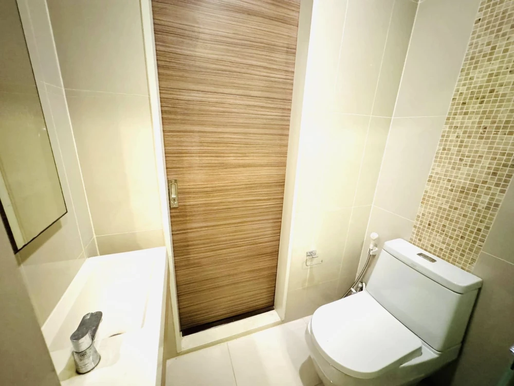For rent or sale Q Asoke, spacious room, comes with usable space, great price, book now, don't miss out.