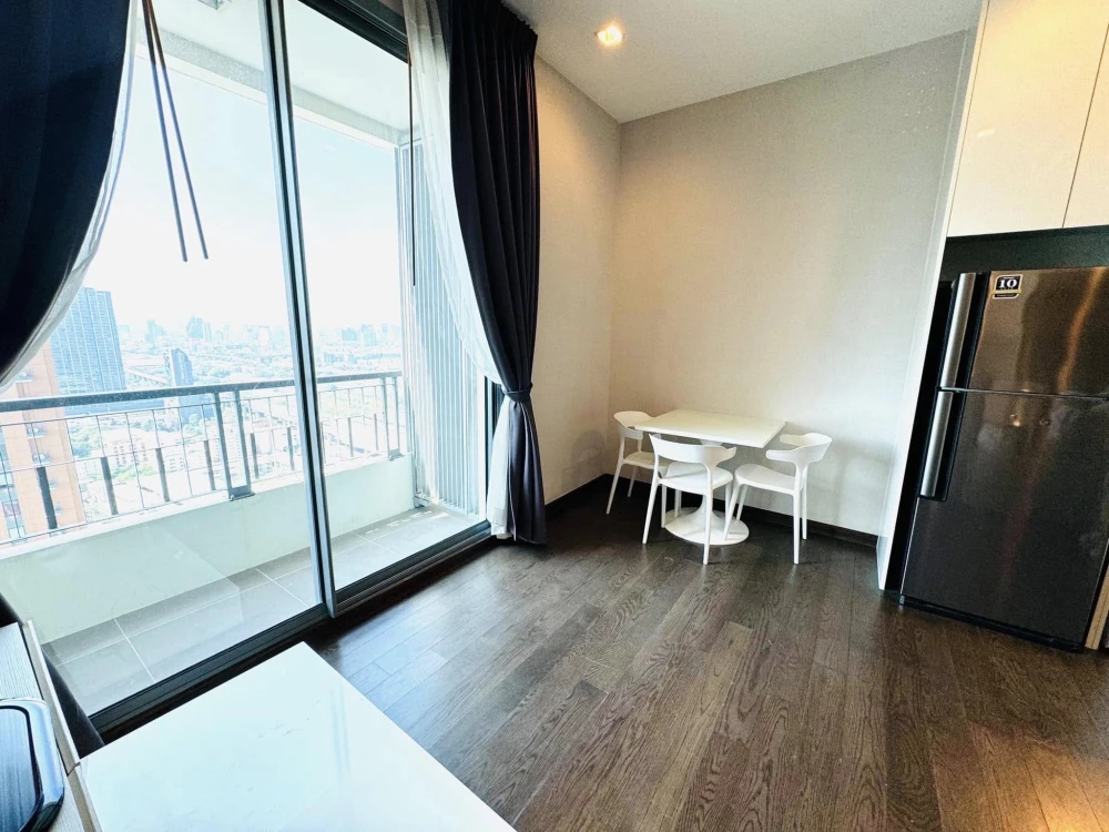 For rent or sale Q Asoke, spacious room, comes with usable space, great price, book now, don't miss out.