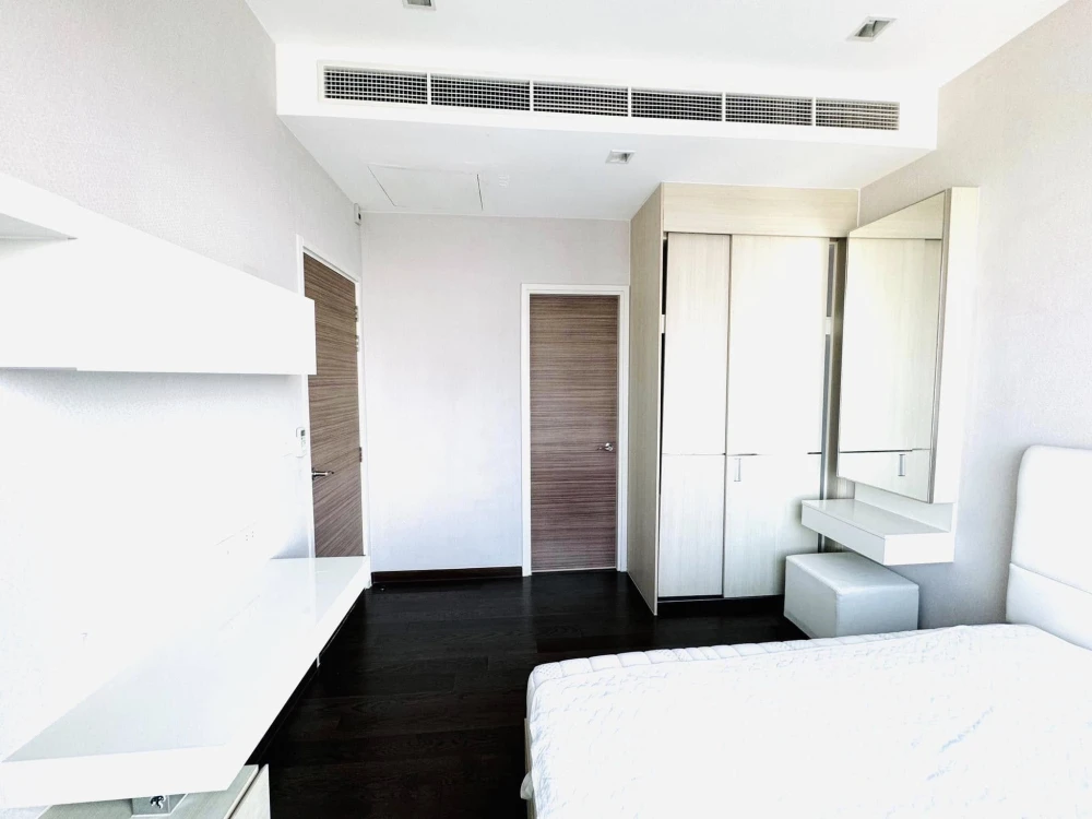 For rent or sale Q Asoke, spacious room, comes with usable space, great price, book now, don't miss out.