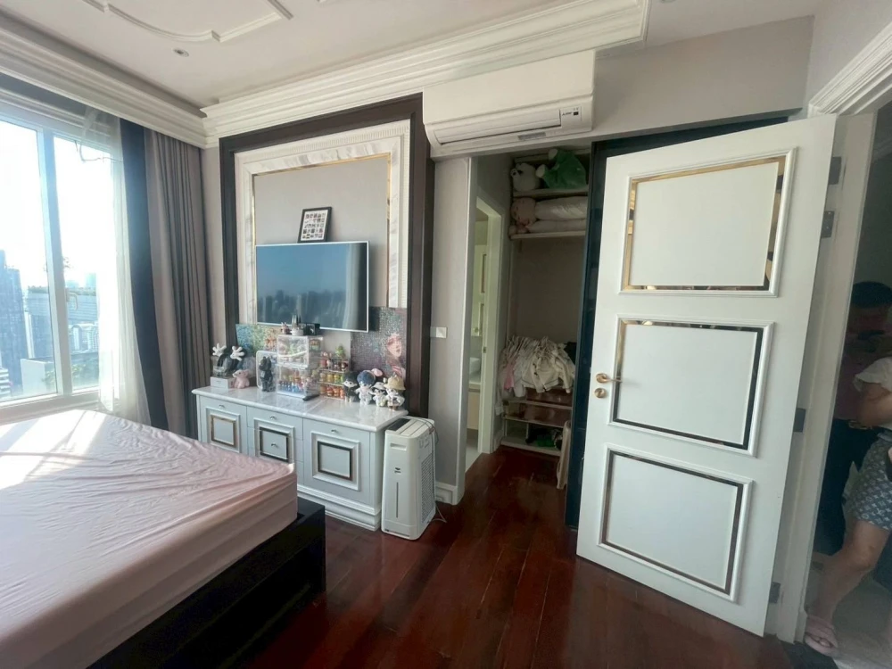 For rent or sale:Q Asoke,penthouse room,very large,very high floor,decorated as luxuriously as a 5-star hotel. Book now and you won't be disappointed.