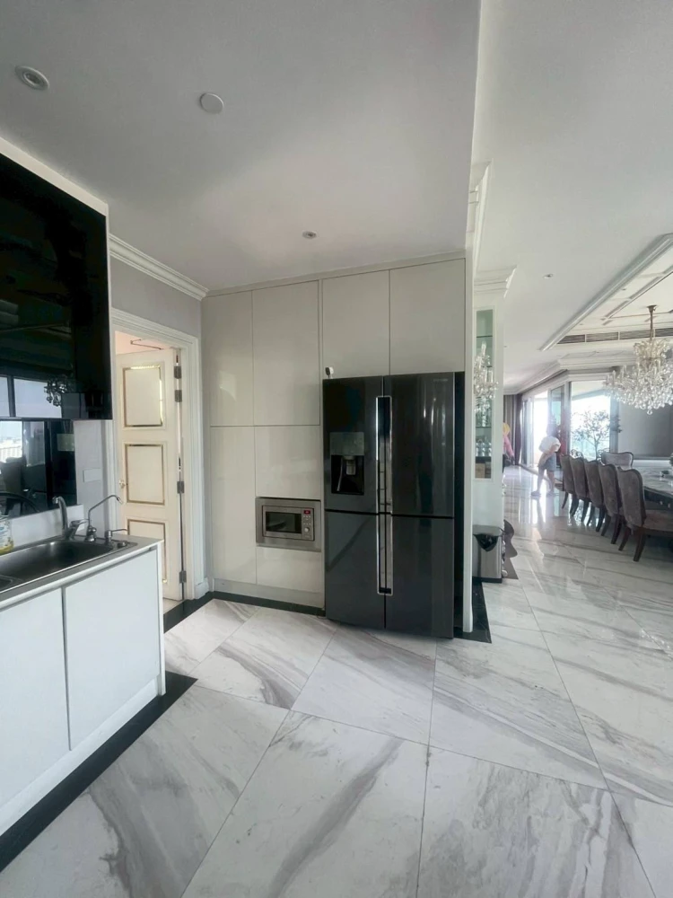 For rent or sale:Q Asoke,penthouse room,very large,very high floor,decorated as luxuriously as a 5-star hotel. Book now and you won't be disappointed.