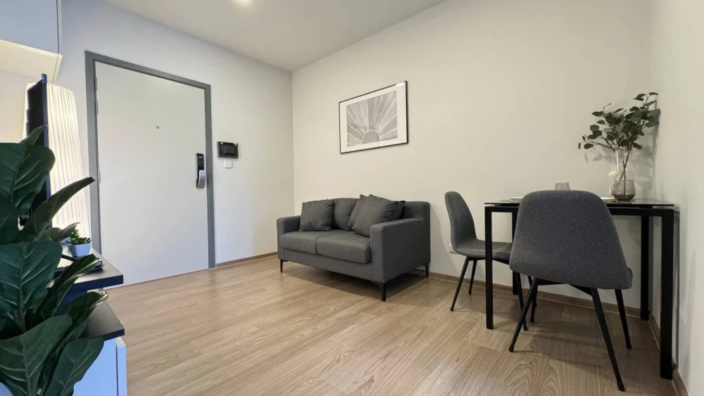 For rent: Chewathai Pinklao, beautiful condo, ready to move in, good location, fully furnished, complete electrical appliances. You will regret it if
