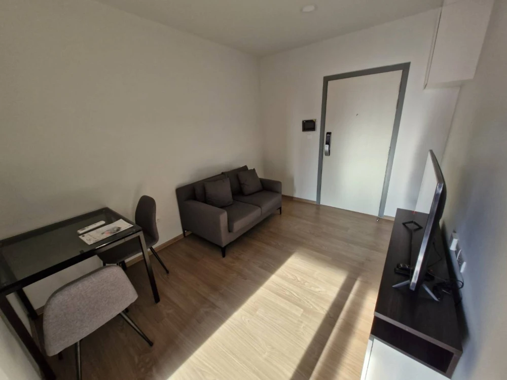 For rent: Chivathai Pinklao, simply decorated, fully furnished, ready to move in immediately, must reserve now.