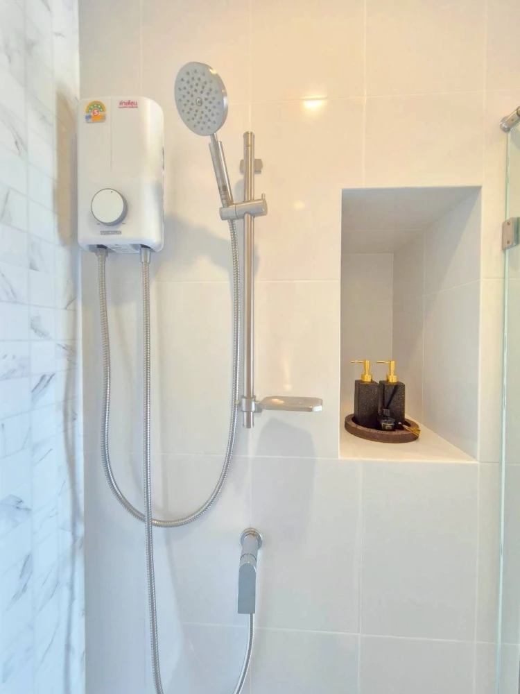 For rent: Chewathai Pinklao, high floor unit, comfortable living, fully furnished. Book now!