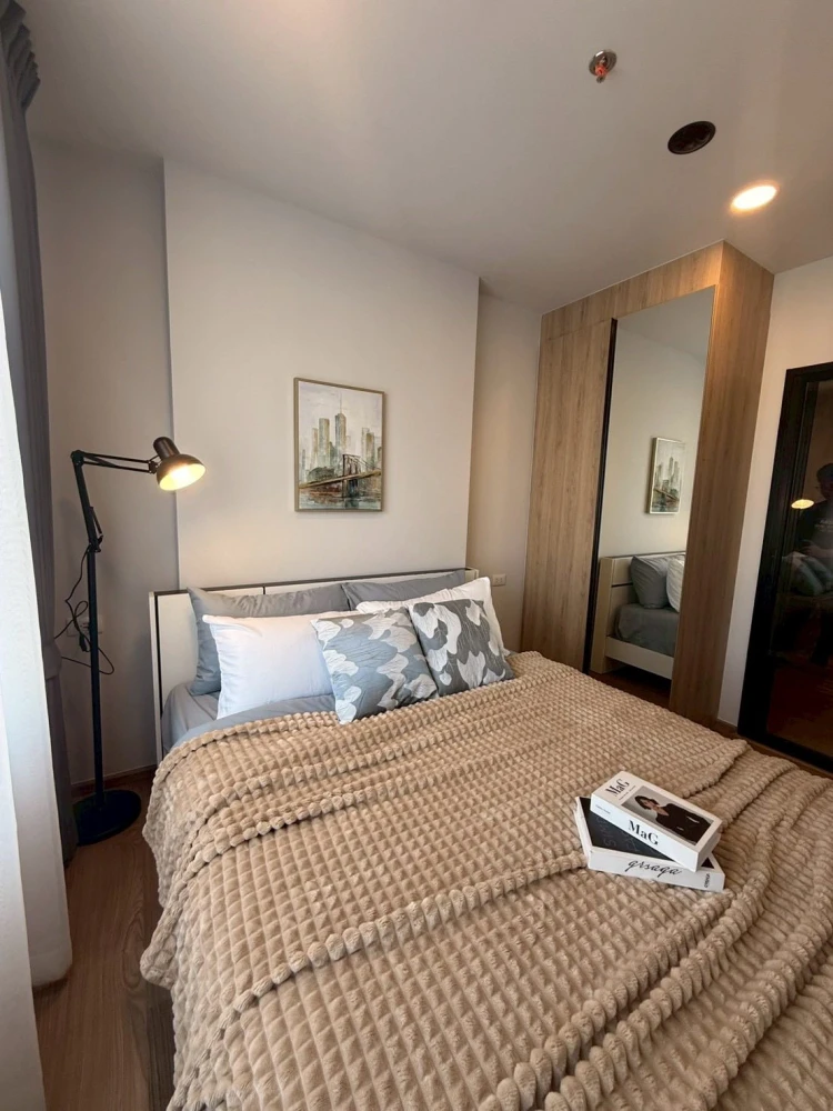 For rent: Chewathai Pinklao. Nice room, fully furnished, complete amenities. Book now!