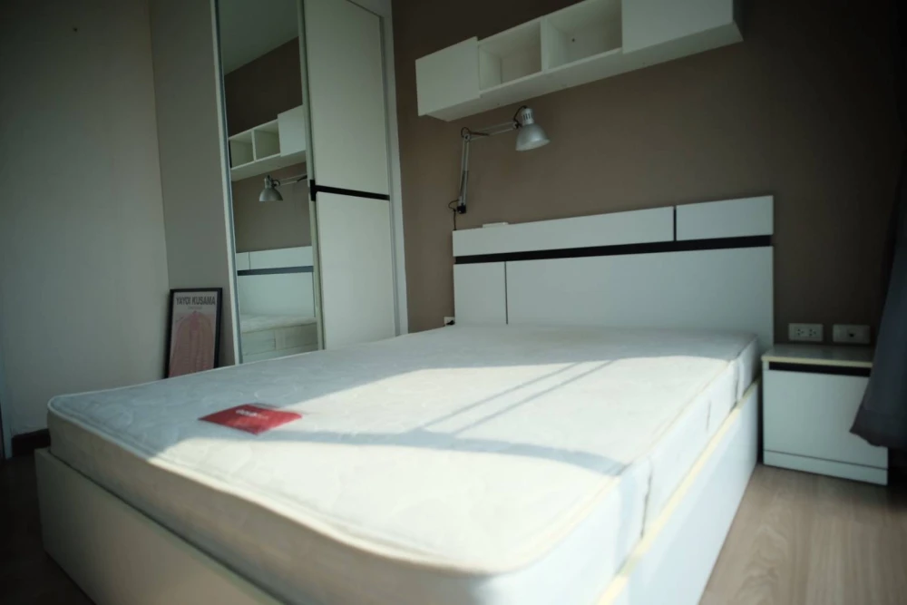 For rent: Chewathai Ramkhamhaeng. Room on the 6th floor. Fully furnished and equipped. Just bring your bags and move in.