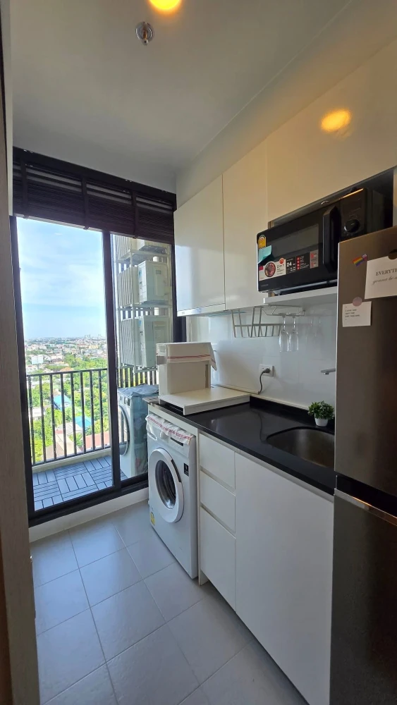 For rent: Chewathai Kaset-Nawamin. Spacious room with plenty of usable space, fully furnished and ready to move in. Don't miss this opportunity!