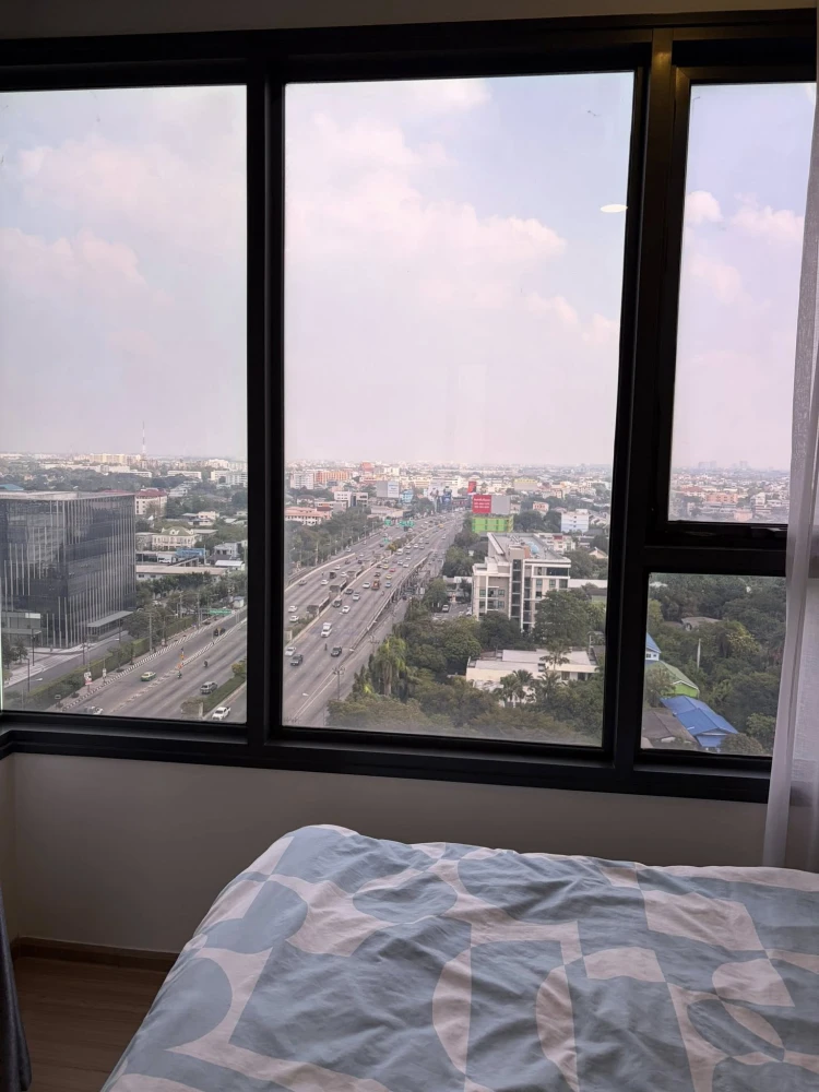 For rent: Chewathai Kaset-Nawamin. Spacious room with plenty of usable space, fully furnished and ready to move in. Don't miss this opportunity!