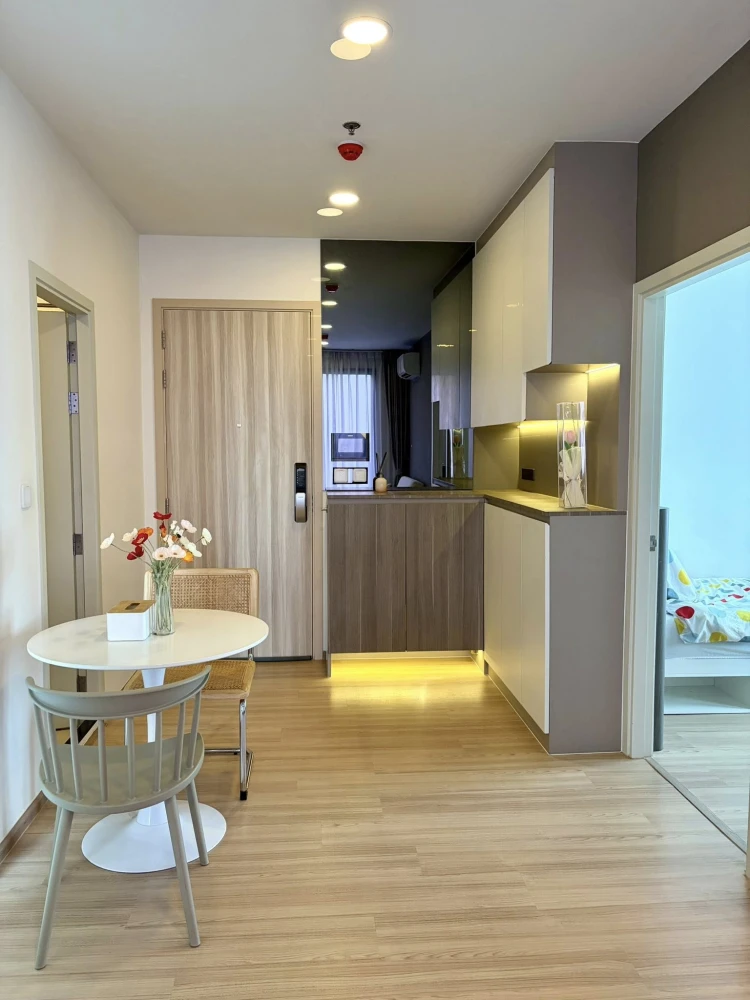 For rent: Chewathai Kaset-Nawamin. Spacious room with plenty of usable space, fully furnished and ready to move in. Don't miss this opportunity!