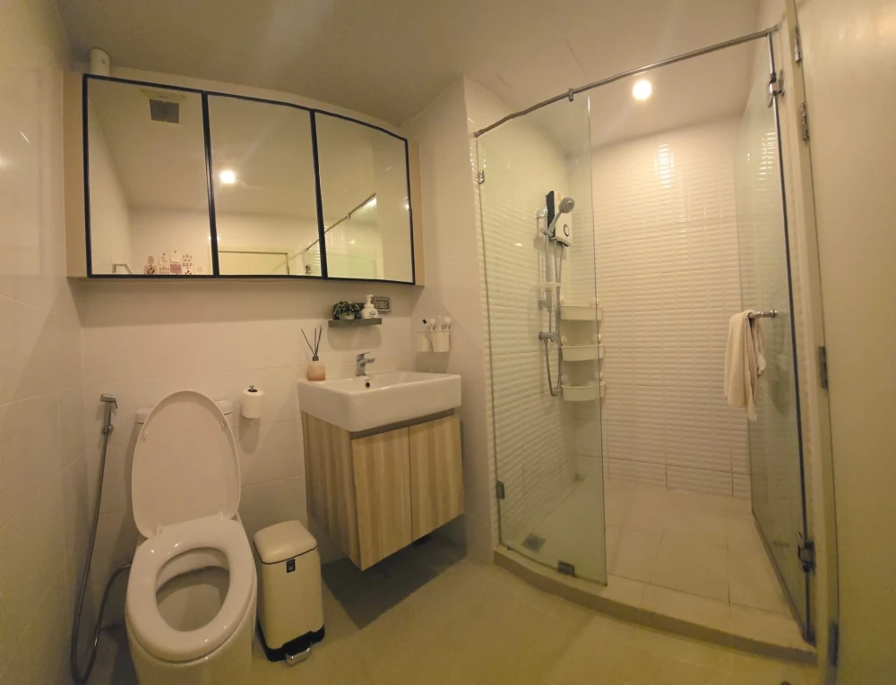 For rent: Chewathai Kaset-Nawamin. Spacious room with plenty of usable space, fully furnished and ready to move in. Don't miss this opportunity!
