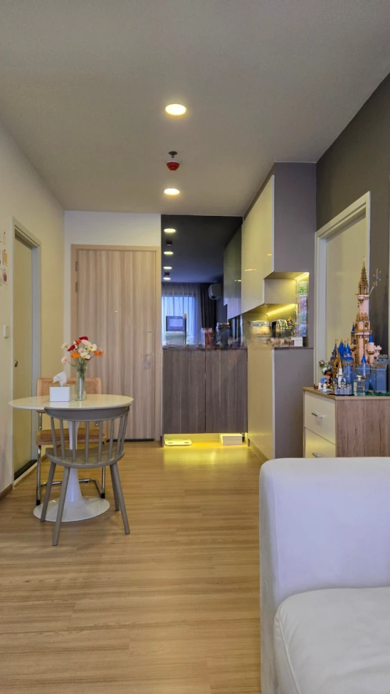 For rent: Chewathai Kaset Nawamin, corner room, very private, RS building view, fully furnished, must book like this.