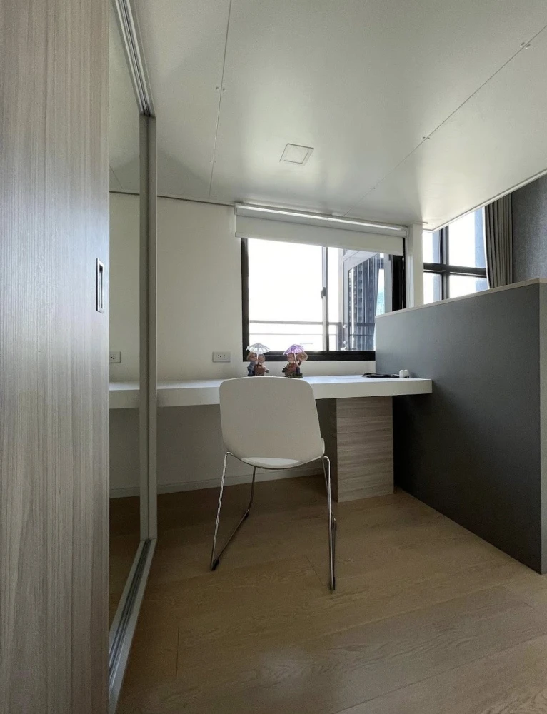 For rent: Chewathai Residence Asoke, 24th floor unit (very high floor), fully furnished and functional. Book now!