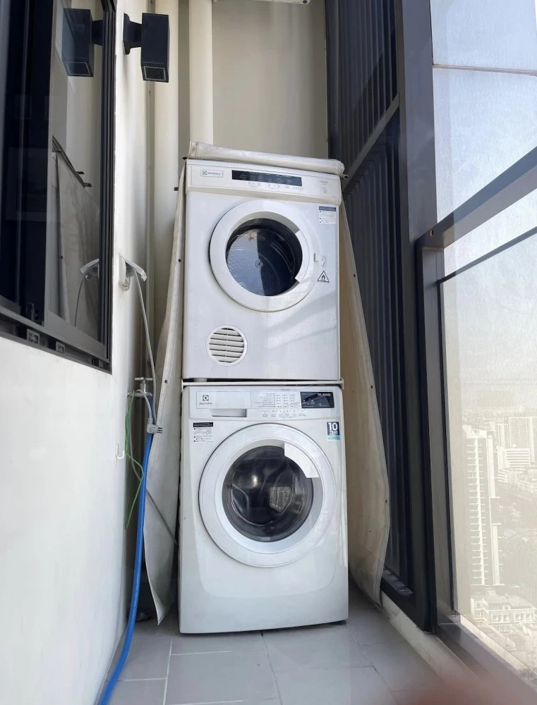 For rent: Chewathai Residence Asoke, 24th floor unit (very high floor), fully furnished and functional. Book now!