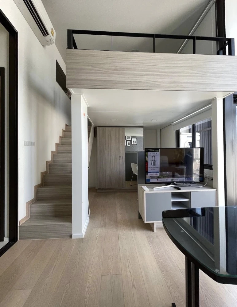 For rent: Chewathai Residence Asoke, 24th floor unit (very high floor), fully furnished and functional. Book now!