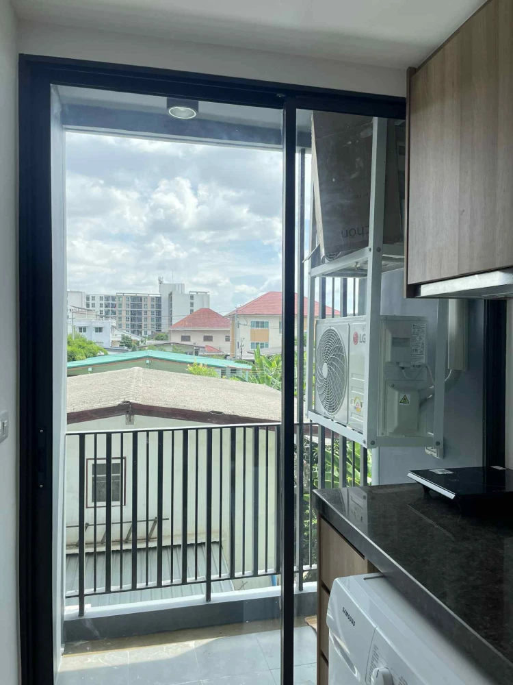 For rent: Sirocco Bangna 36, ​​fully functional, wide-fronted room, closed kitchen, balcony, open room location, reserve now.