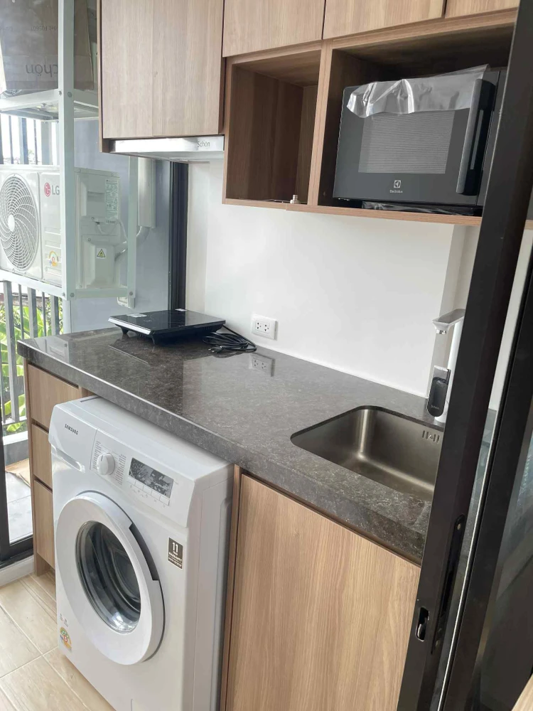 For rent: Sirocco Bangna 36, ​​fully functional, wide-fronted room, closed kitchen, balcony, open room location, reserve now.