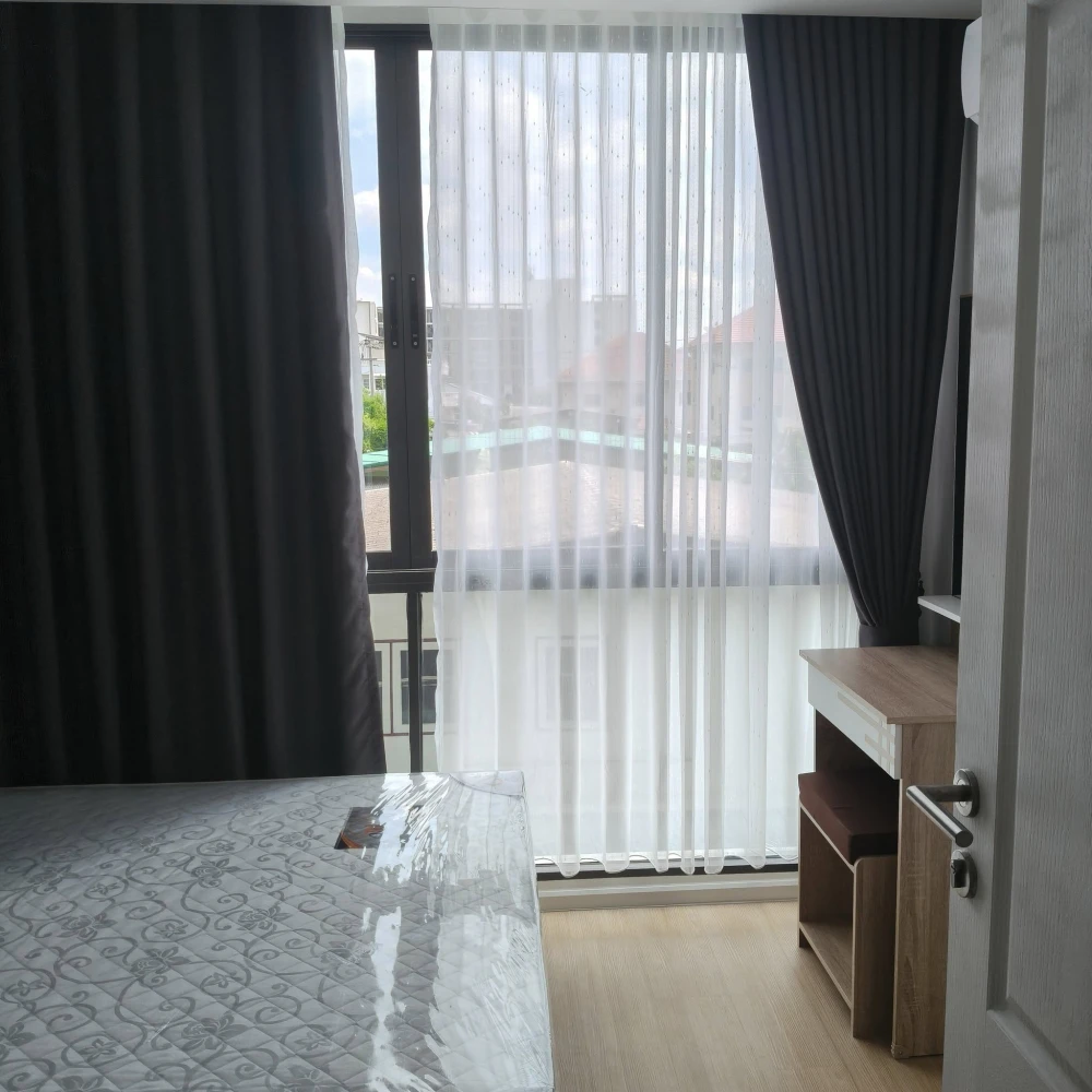 For rent: Sirocco Bangna 36, ​​fully functional, wide-fronted room, closed kitchen, balcony, open room location, reserve now.