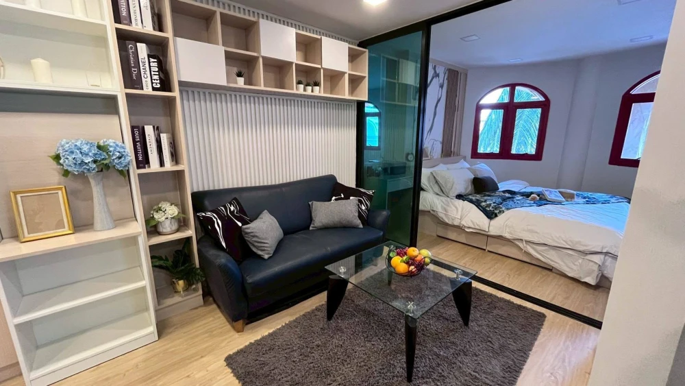 For rent: Champs Elysées Chaengwattana, Building A. Spacious balcony, fully furnished with built-in features. Don't miss this opportunity!