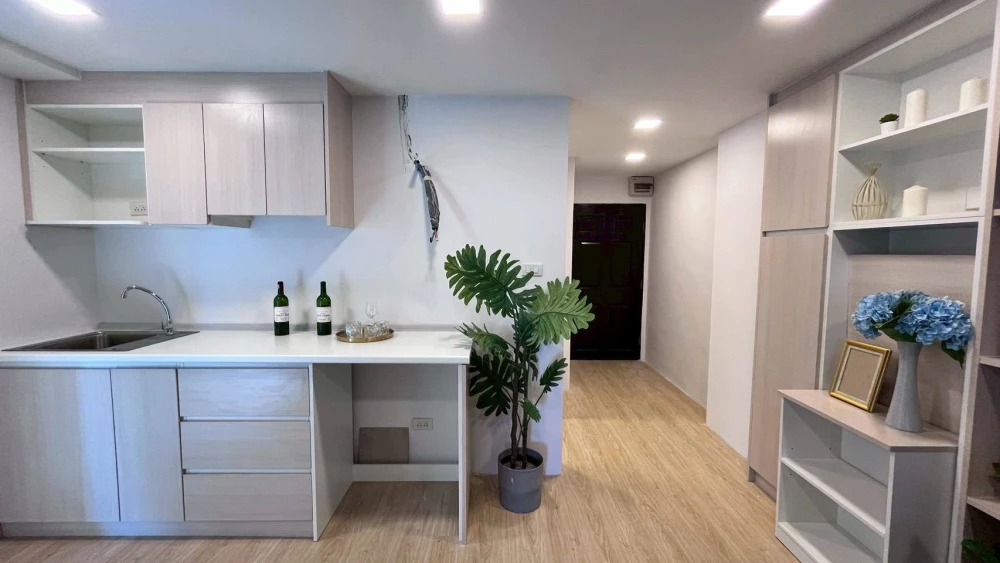 For rent: Champs Elysées Chaengwattana, Building A. Spacious balcony, fully furnished with built-in features. Don't miss this opportunity!