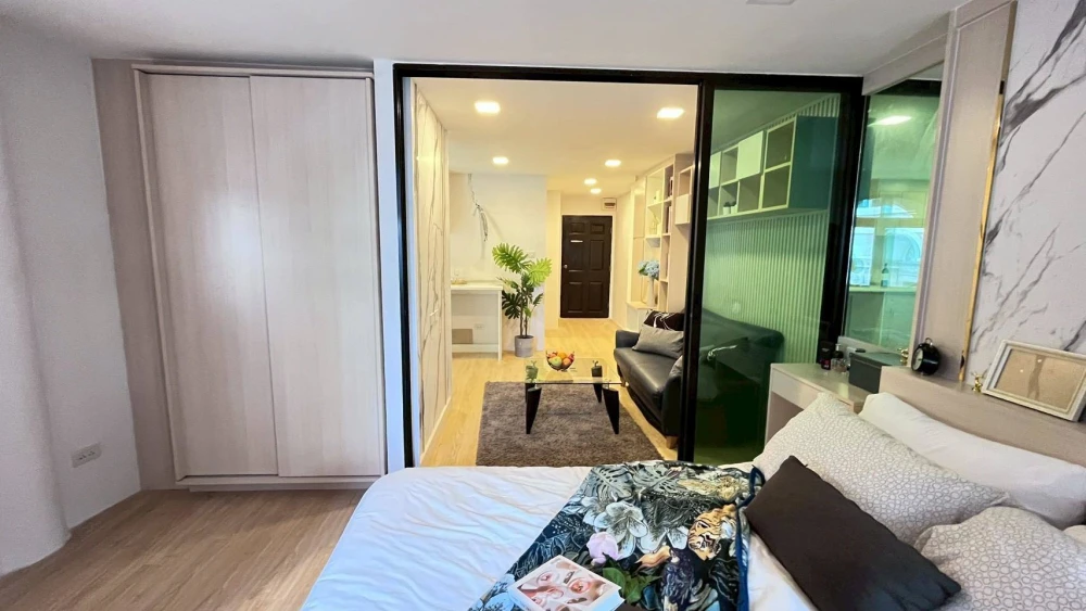 For rent: Champs Elysées Chaengwattana, Building A. Spacious balcony, fully furnished with built-in features. Don't miss this opportunity!