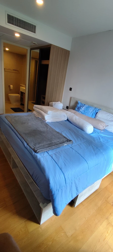 For rent at Na Vara Residence, 2 bedroom condo (corner room), large room, comfortable, not cramped, interested, reserve now.