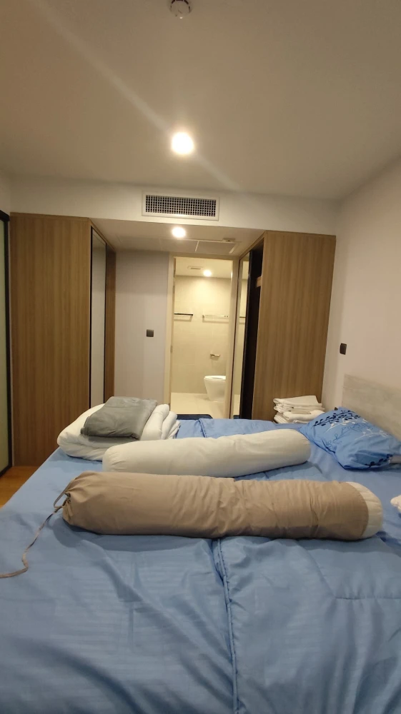 For rent at Na Vara Residence, 2 bedroom condo (corner room), large room, comfortable, not cramped, interested, reserve now.
