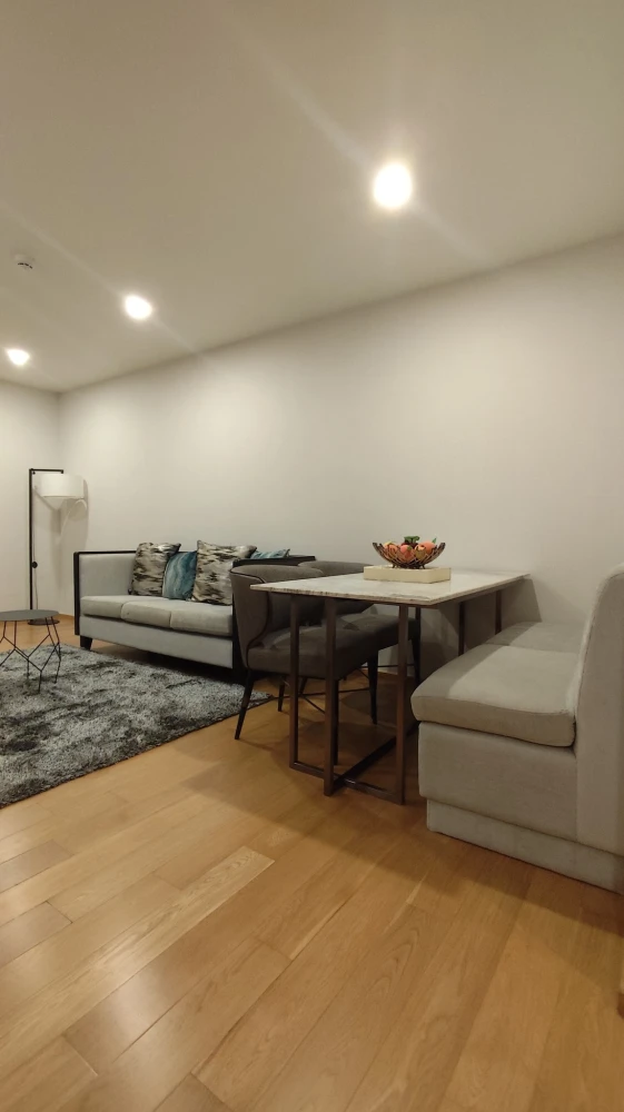 For rent at Na Vara Residence, 2 bedroom condo (corner room), large room, comfortable, not cramped, interested, reserve now.
