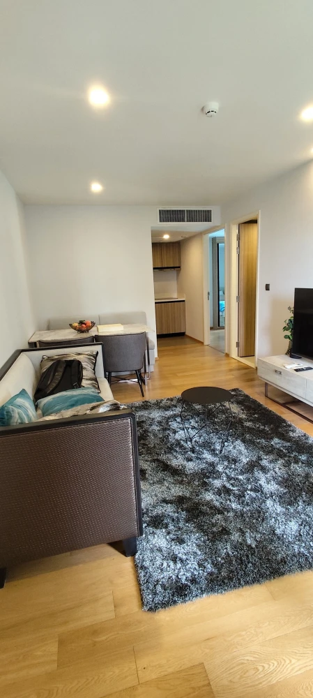 For rent at Na Vara Residence, 2 bedroom condo (corner room), large room, comfortable, not cramped, interested, reserve now.