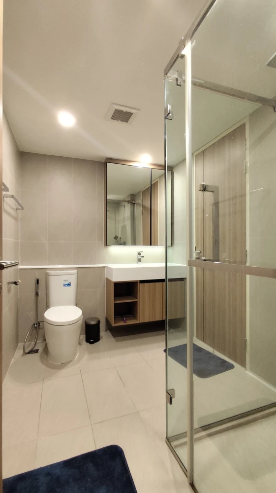 For rent at Na Vara Residence, 2 bedroom condo (corner room), large room, comfortable, not cramped, interested, reserve now.