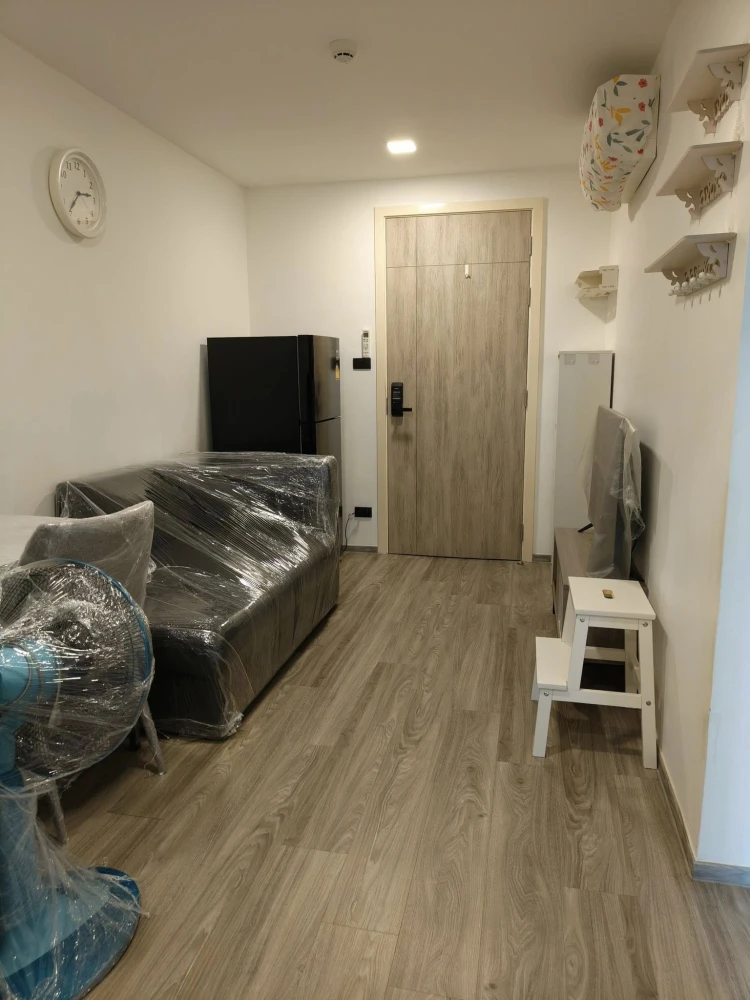 For rent at Vera Phaholyothin-Ari: 1 bedroom, 1 bathroom unit with glass partition separating the living room from the living room. Book now before it