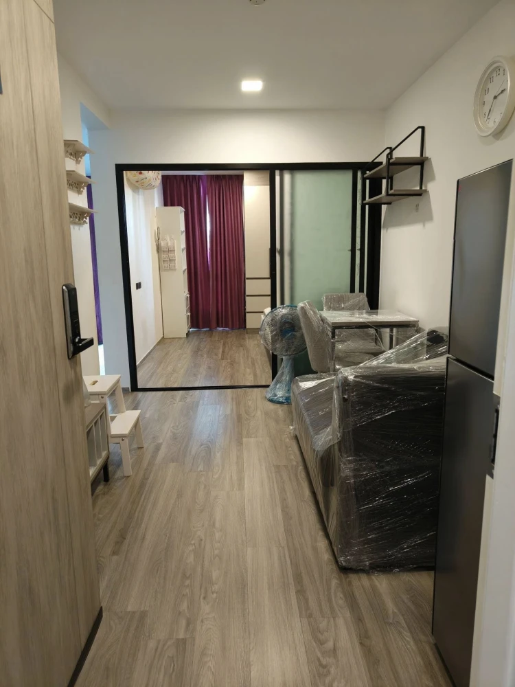 For rent at Vera Phaholyothin-Ari: 1 bedroom, 1 bathroom unit with glass partition separating the living room from the living room. Book now before it
