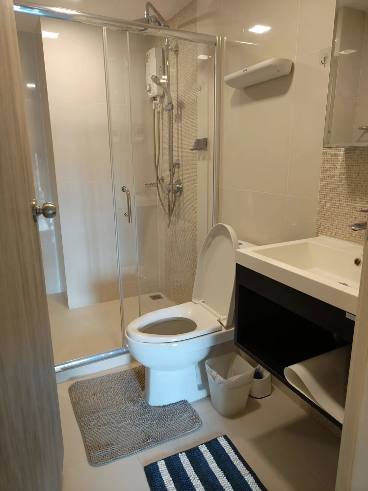 For rent at Vera Phaholyothin-Ari: 1 bedroom, 1 bathroom unit with glass partition separating the living room from the living room. Book now before it