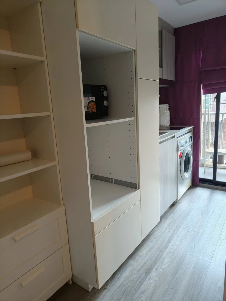 For rent at Vera Phaholyothin-Ari: 1 bedroom, 1 bathroom unit with glass partition separating the living room from the living room. Book now before it