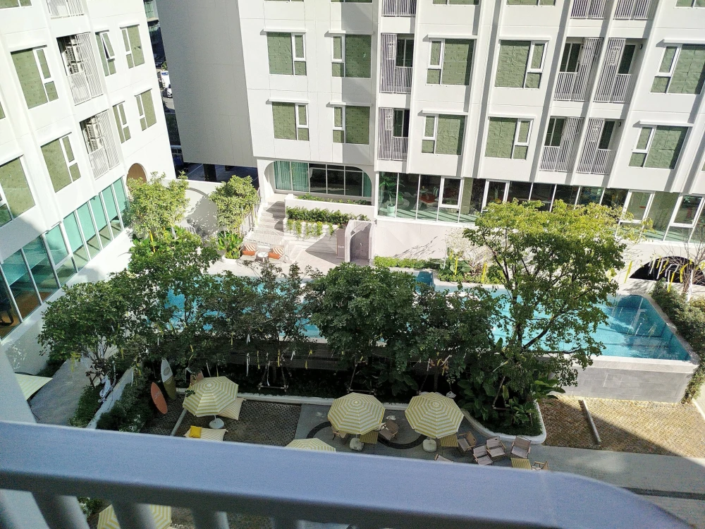 For rent: The Origin Phaholyothin 57. Auspicious orientation, relaxing view, no afternoon sun, and a soothing swimming pool view. A must-see!