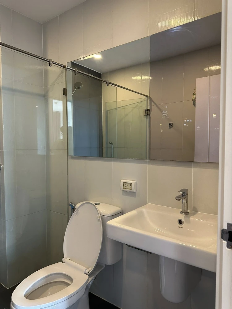 For rent: The Origin Ram 209 Interchange, 18th floor, fully furnished with electrical appliances, large screen TV for viewing