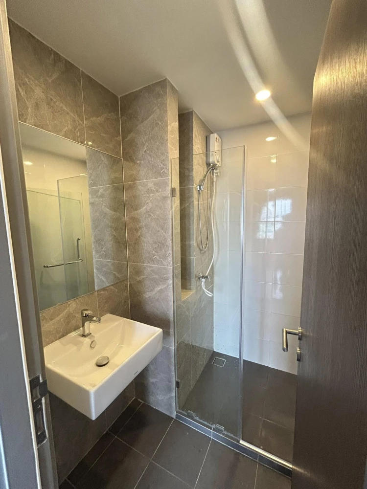 For rent: The Origin Lat Phrao-Bang Kapi, 11th floor, studio, fully furnished, hurry and reserve.