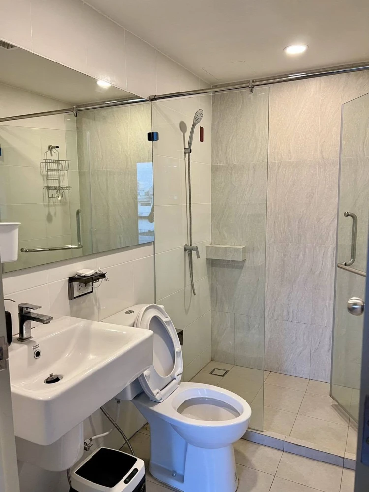 For rent: The Origin Sukhumvit 105. Partitioned rooms with complete amenities. Book now! Don't miss out!