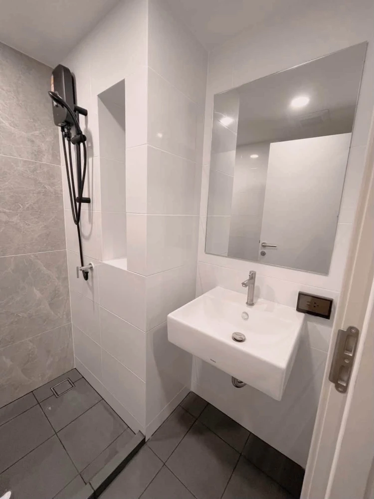 For Rent: The Origin On Nut – Fully furnished unit featuring a walk-in closet zone. Book now before it's gone!