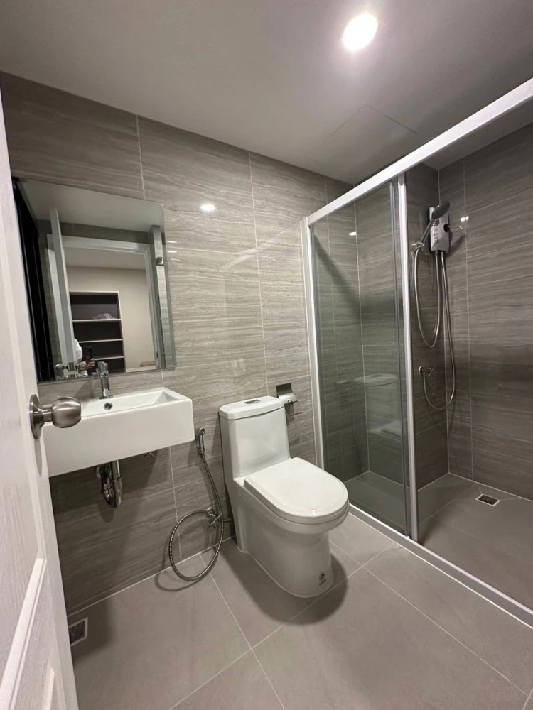 For rent: The Indy Condo, Amata, pool and garden view room, good atmosphere, not hot, open view, not blocked by buildings, view from both the bedroom