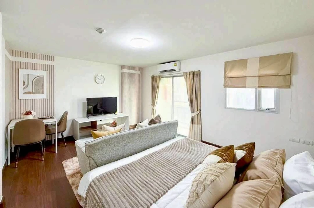 For rent: The Escape Condominium, Sukhumvit 101/1, decorated with beautiful wallpaper, fully furnished, hurry and book now.